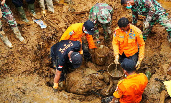 Indonesian rescuers end search for landslide victims