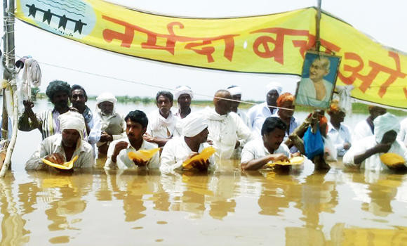 Protesting Indian farmers stand in chest-deep water for 11 days