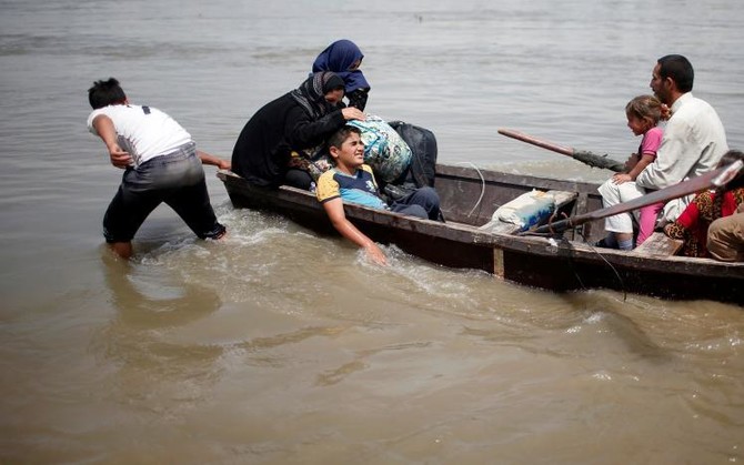 Flooding forces Mosul residents to flee war in rickety boats