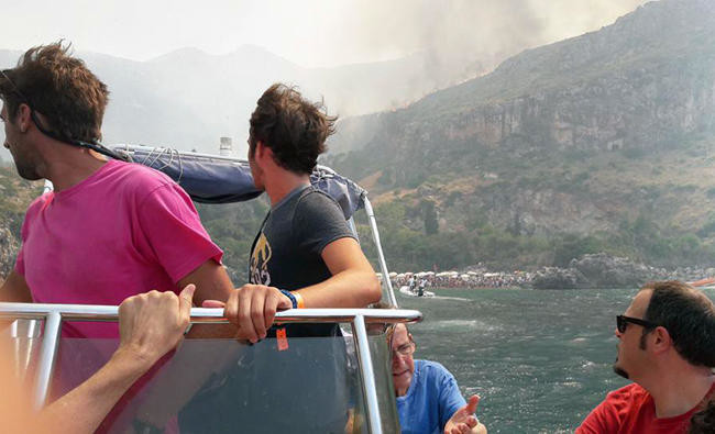 Tourists flee wildfires in Sicily in tense evacuation by sea