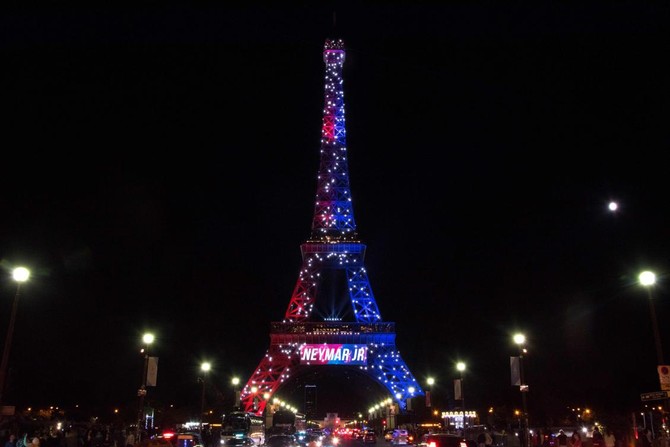 Man carrying knife arrested at Eiffel Tower