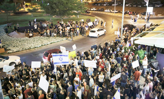 Hundreds of Israelis gather in anti-Netanyahu protest