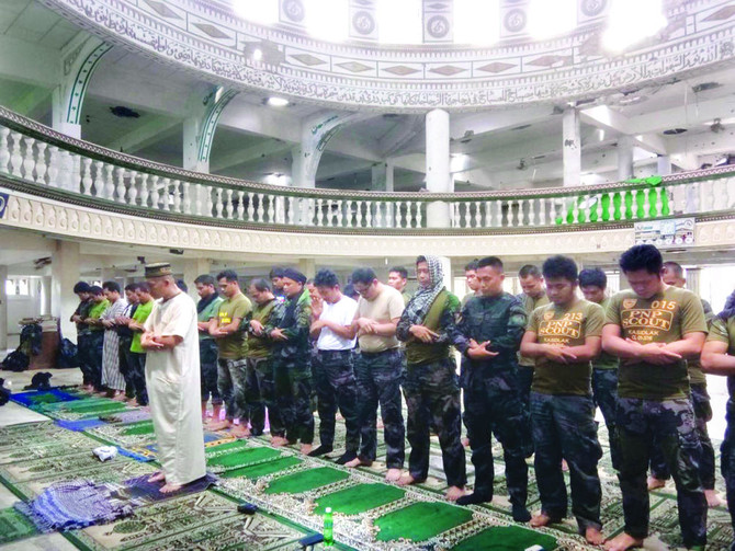 Philippine troops offer Friday prayers at Marawi’s Grand Mosque