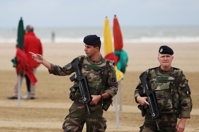 Knife-wielding man attacks soldier in Paris