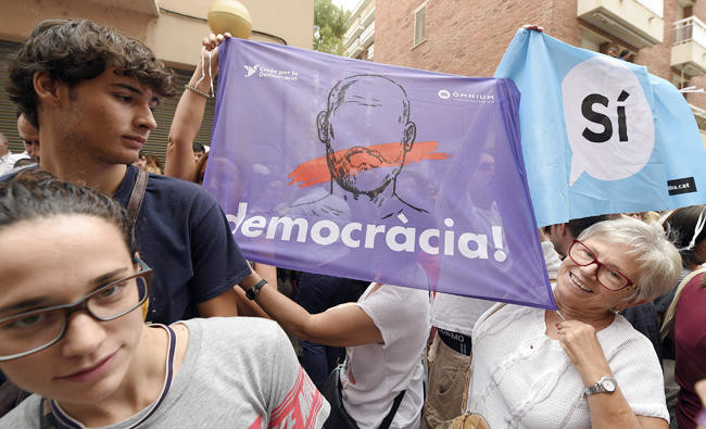 Police in Catalonia hunt for hidden ballot boxes in bid to foil referendum