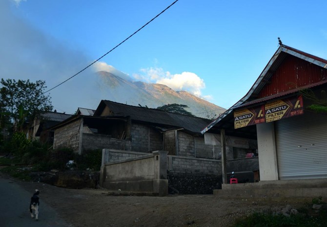 Indonesia: Tens of thousands flee rumbling Bali volcano