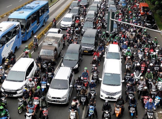 Indonesia’s notorious traffic jam forces president to walk