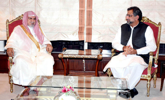 Saudi scholar gets rare privilege in Pakistan; attends Cabinet meeting