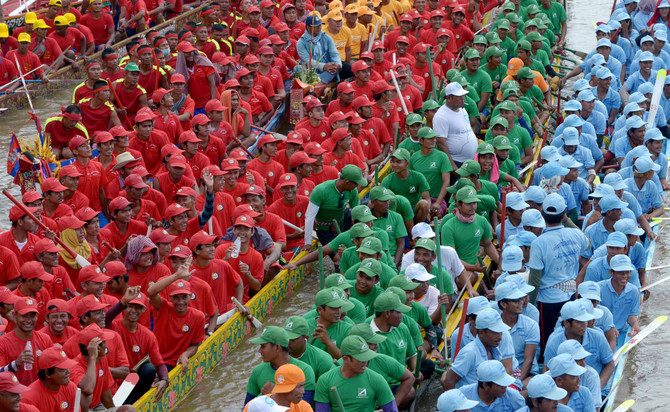 Cambodia celebrates water festival with boat races