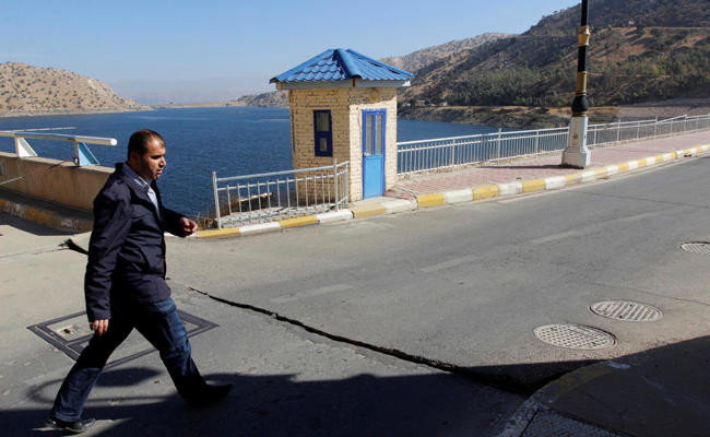 Aftershocks in Iraq and cracks appear in dam