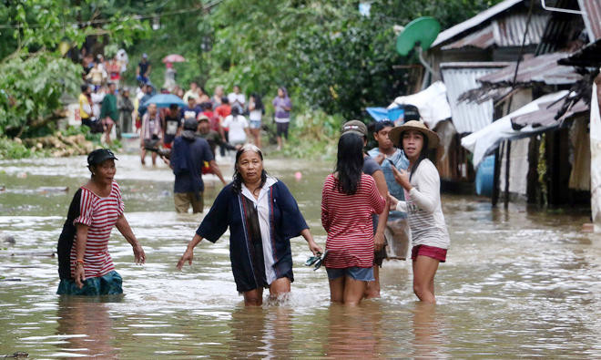 3 dead, 77,000 flee as storm pounds Philippines