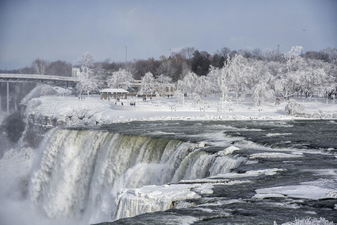 Cold turns Niagara Falls into icy winter wonderland