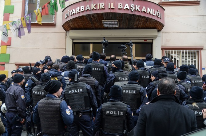 Turkey detains 91, including politicians, journalists, over Syria comments